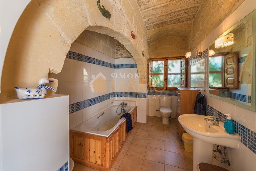 Four bedrooms authentic Farmhouse. Simon Mamo Real Estate in Malta, Gozo