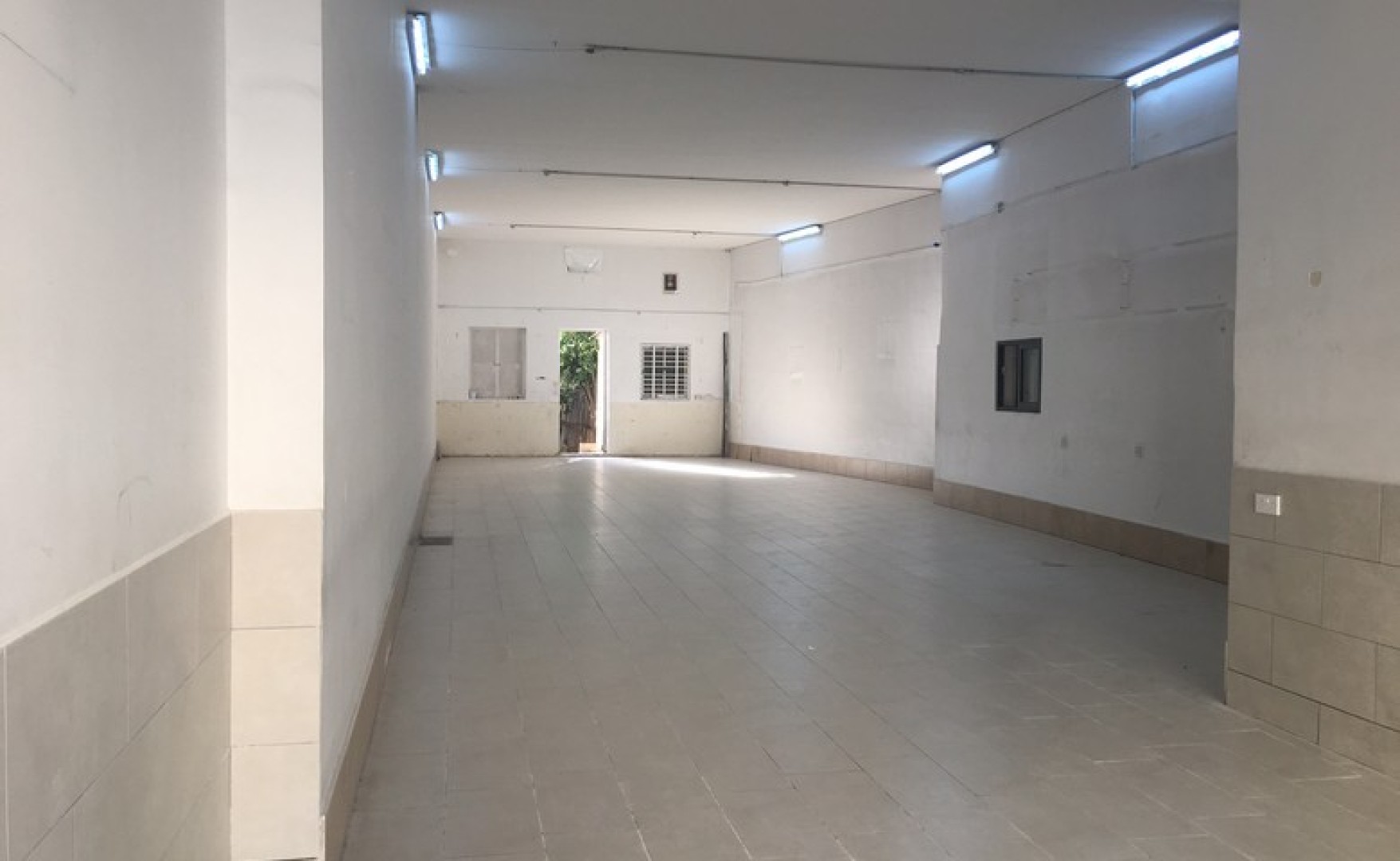 Properties for rent in Malta Qormi 195sqm garage with car sales permit