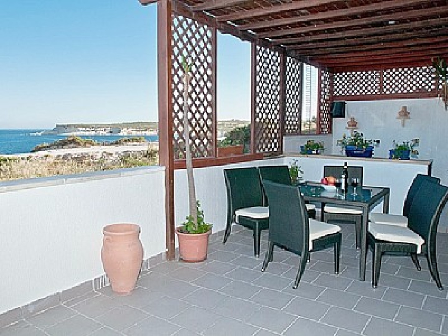 Beachside Villa Apartment with panoramic Seaviews, terrace, and Good
